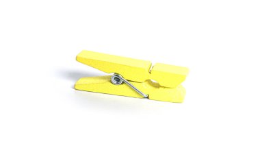 Ahşap mandallar beyaz arka planda izole edilmiş..