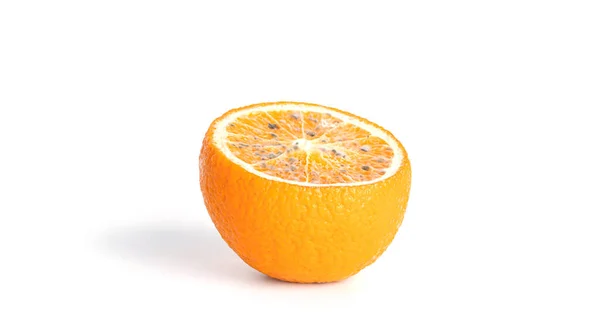 Laranja com molde isolado em um fundo branco. — Fotografia de Stock