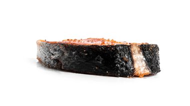 Friead somon bifteği beyaz arka planda izole edilmiş. Kırmızı balık.