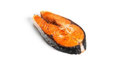 Friead somon bifteği beyaz arka planda izole edilmiş. Kırmızı balık.