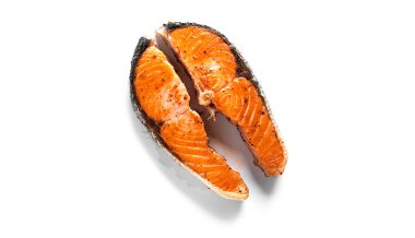 Friead somon bifteği beyaz arka planda izole edilmiş. Kırmızı balık.