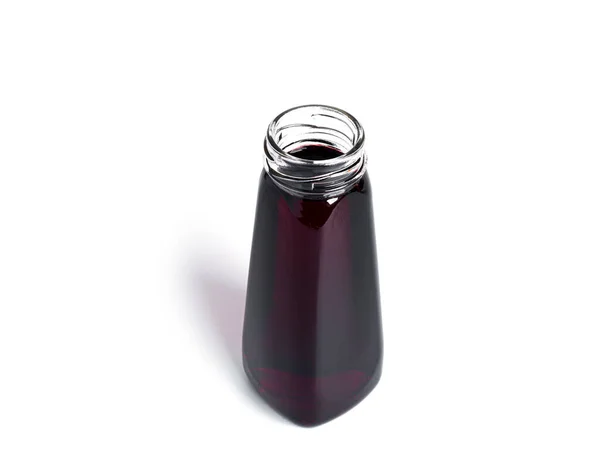 白い背景に隔離された瓶の中のチェリージュース. — ストック写真