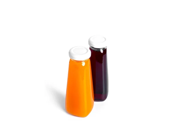 하얀 배경에 분리 된 병에 넣은 오렌지 주스와 체리 주스. — 스톡 사진