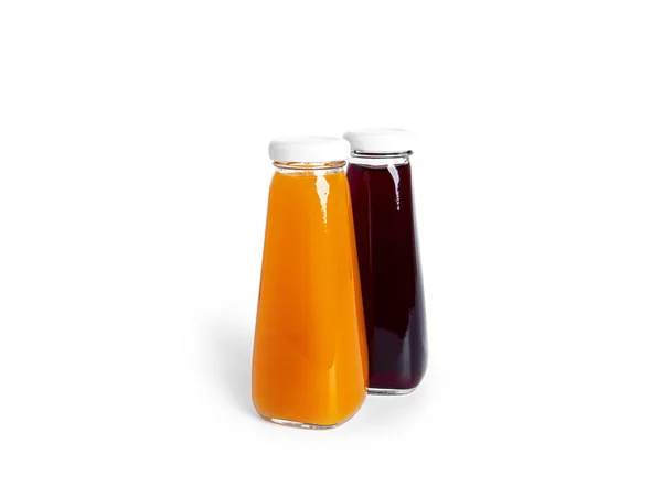 Jus d'orange et de cerise en bouteille isolé sur fond blanc. — Photo