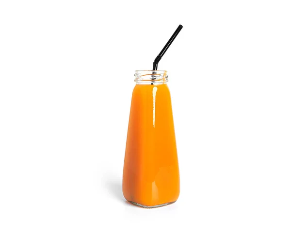 Апельсиновый сок в бутылке на белом фоне . — стоковое фото