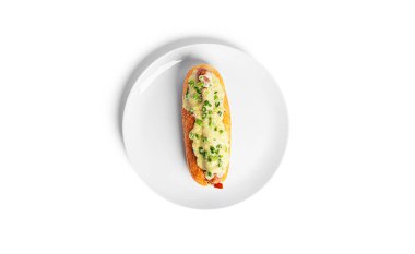 Sosisli sandviç beyaz arka planda izole edilmiş. Fast food izole edildi.