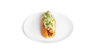 Sosisli sandviç beyaz arka planda izole edilmiş. Fast food izole edildi.