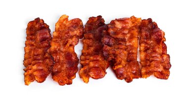 Beyaz arka planda izole edilmiş kızarmış domuz pastırması..