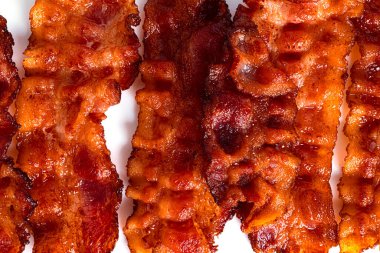 Beyaz arka planda izole edilmiş kızarmış domuz pastırması..