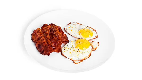 Huevos fritos con tocino frito aislados sobre fondo blanco. — Foto de Stock