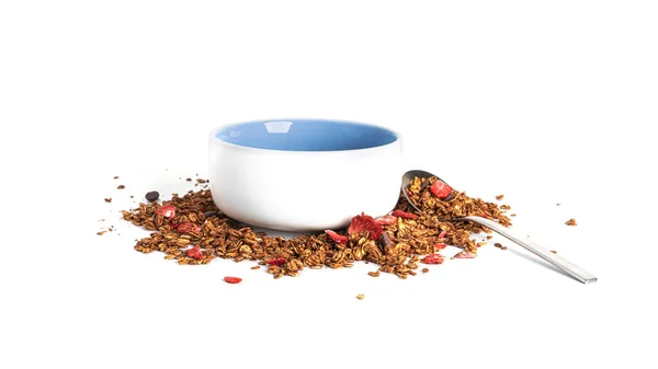 Granola aislada sobre un fondo blanco. Granola con chocolate y fresas. — Foto de Stock