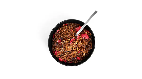 Müsli isoliert auf weißem Hintergrund. Müsli mit Schokolade und Erdbeeren. — Stockfoto