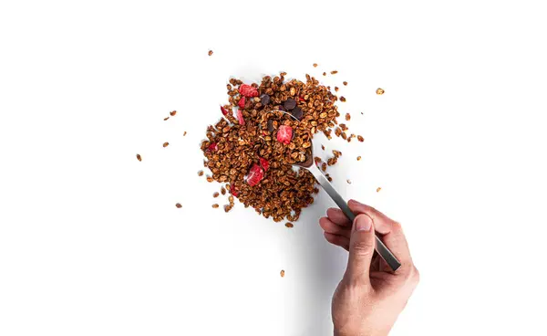 Müsli isoliert auf weißem Hintergrund. Müsli mit Schokolade und Erdbeeren. — Stockfoto