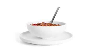 Granola beyaz arka planda izole edilmiş. Çikolatalı ve çilekli granola..