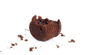 Beyaz arka planda izole edilmiş kiraz reçelli çikolatalı kekler. Çikolatalı kek..