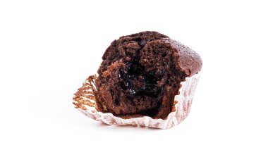 Beyaz arka planda izole edilmiş kiraz reçelli çikolatalı kekler. Çikolatalı kek..