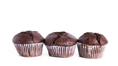 Beyaz arka planda izole edilmiş kiraz reçelli çikolatalı kekler. Çikolatalı kek..