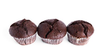 Beyaz arka planda izole edilmiş kiraz reçelli çikolatalı kekler. Çikolatalı kek..