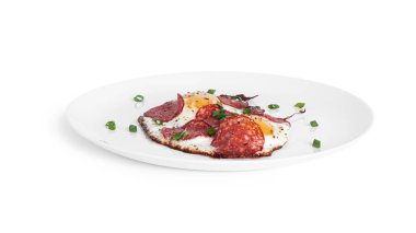 Beyaz arka planda izole edilmiş sosisli sahanda yumurta..