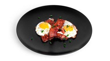 Kızarmış pastırmalı yumurta, beyaz arka planda izole edilmiş..