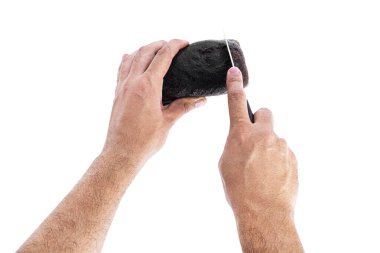 Beyaz arka planda izole edilmiş ellerde çavdar ekmeği..