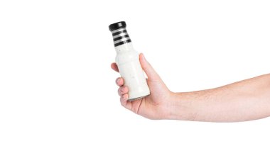 Beyaz arka planda izole edilmiş şişedeki sos. Elde şişe.