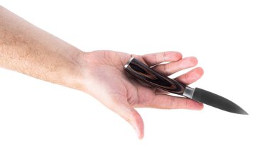 Elindeki bıçak beyaz bir arka planda izole edilmiş..