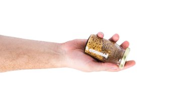 Elinde bir kavanozda Fransız hardalı, beyaz bir arka planda izole edilmiş..