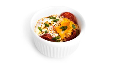 Beyaz arka planda izole edilmiş sosisli yumurtalar. Çırpılmış yumurta.