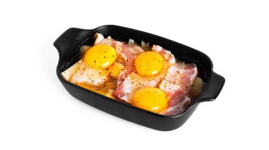 Beyaz arka planda izole edilmiş pastırmalı yumurtalar. Çırpılmış yumurta.