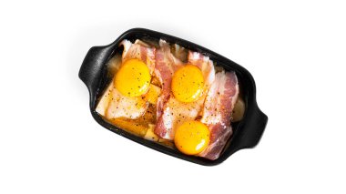 Beyaz arka planda izole edilmiş pastırmalı yumurtalar. Çırpılmış yumurta.