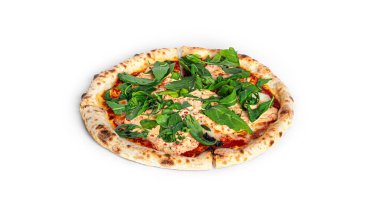 Pizza Tonno con Cipolla beyaz arka planda izole edildi.