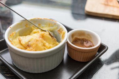 Soslu patates püresi