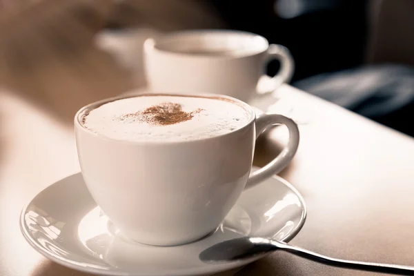 一杯のコーヒー 一杯のカプチーノ ビンテージ スタイル — ストック写真