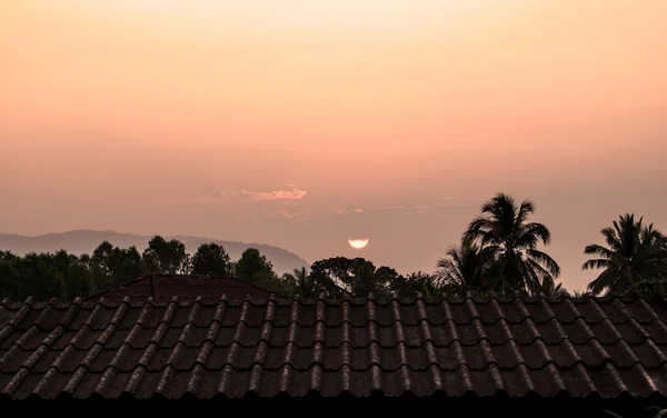 Casa do telhado com telhado de azulejos ao nascer do sol — Fotografia de Stock
