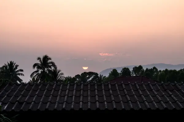 Casa do telhado com telhado de azulejos ao nascer do sol — Fotografia de Stock