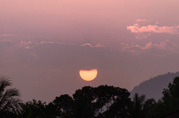 Colinas e céu laranja durante o nascer do sol — Fotografia de Stock