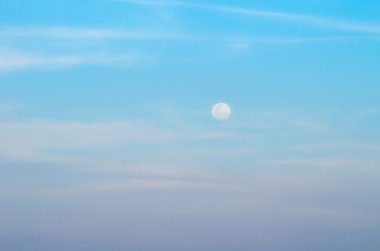 Alacakaranlık arkaplanındaki renkli gökyüzü