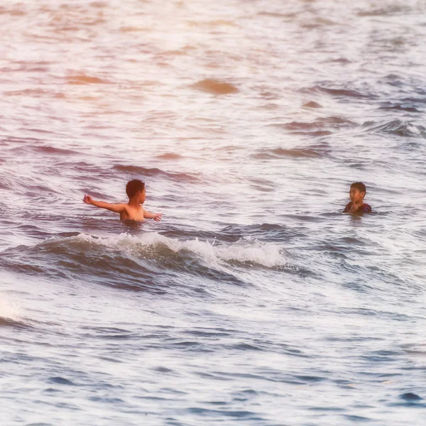 Genieten van de golven op het strand — Stockfoto