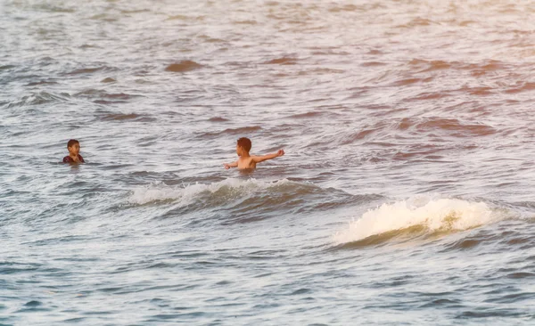 Genieten van de golven op het strand — Stockfoto