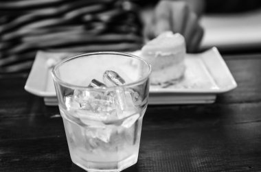 Masadaki bir bardak su.