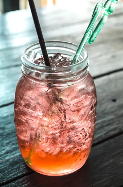 Saveur Fraise Boissons Gazéifiées Whit Soda Glace Dans Verre Eau — Photo