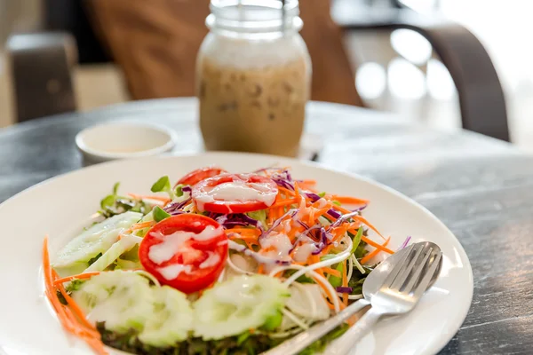 Salada com legumes frescos — Fotografia de Stock