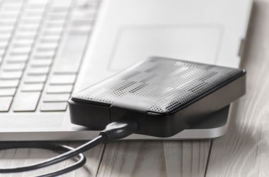 Dış sabit disk ve dizüstü bilgisayar