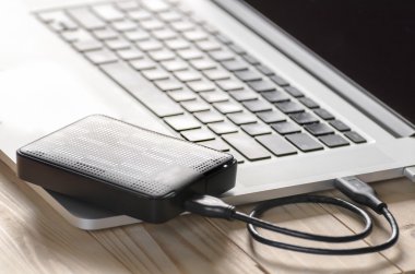 Dış sabit disk ve dizüstü bilgisayar