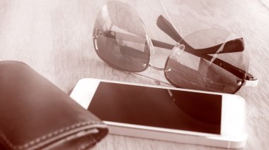 bir dizi renkli Güneş gözlükleri ve smartphone,