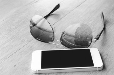 güneş gözlüğü ve smartphone