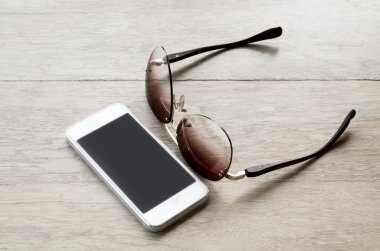 Smartphone ve renkli Güneş gözlükleri 