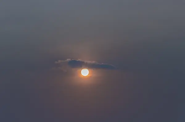 Ήλιος, σύννεφα στο ηλιοβασίλεμα, — Φωτογραφία Αρχείου
