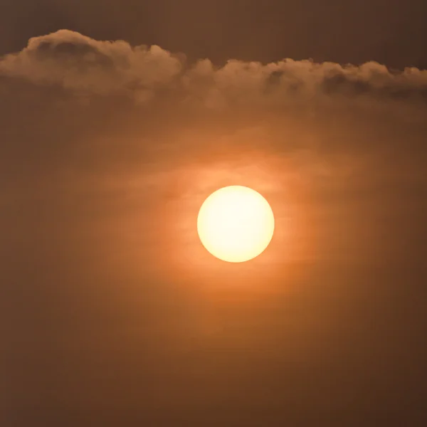 Барвисте сонце в чистому помаранчевому небі — стокове фото